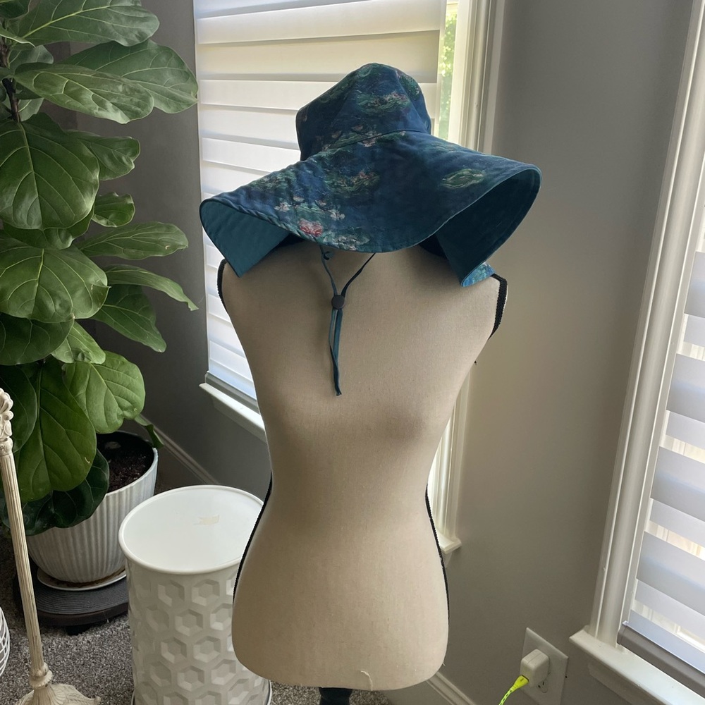 Hat Woman’s floppy reversible hat in SZ M in gently used condition